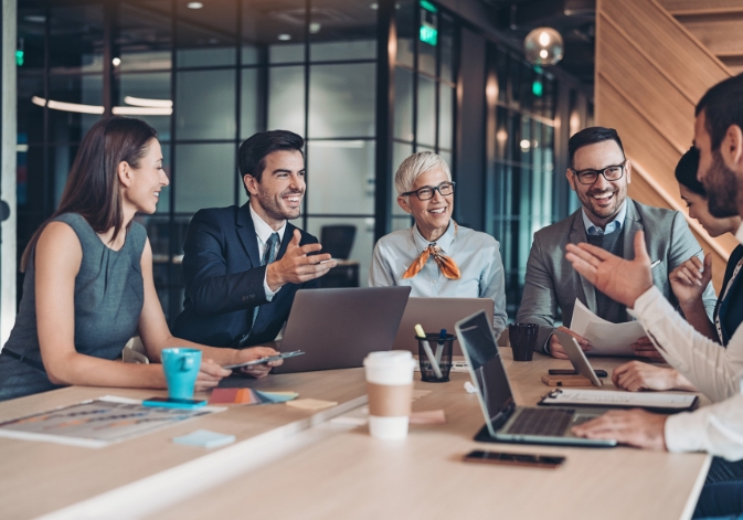 Recruter un CTO en 2026 : directeur technique en réunion avec son équipe tech