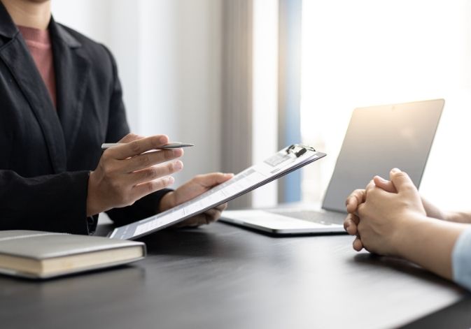 Entretien de recrutement avec discussion de la fourchette de salaire